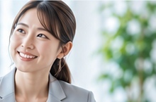 会議後に笑顔で話す女性