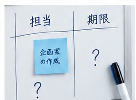 担当と期限が曖昧なホワイトボード